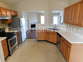 Single Family Home For Rent in Lawrenceville, GA (Photo 3 of 9)