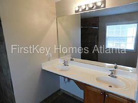 Single Family Home For Rent in Tomball, TX (Photo 2 of 3)