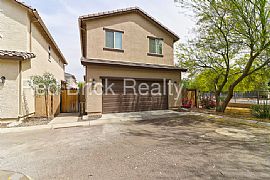 Single Family Home For Rent in Phoenix, AZ (Photo 2 of 8)