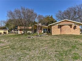 1352 W Hulgan Cir, Desoto, Tx 75115 4 Beds 2 Baths 2,274 Sqft in Desoto, TX (Photo 2 of 9)