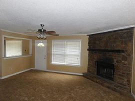 Charming 3br/2ba Renovated to Modern Standards and Available To in Memphis, TN (Photo 4 of 8)