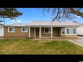 Turn Key Ready. Tons of Upgrades, Granite Counter Tops, Stainles in Riverton, UT