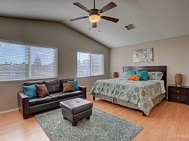 Awesome 3bd 2bth Cozy and Nice Home W/jacuzzi, Close to Strip. in Las Vegas, NV (Photo 3 of 12)