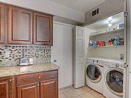 Awesome 3bd 2bth Cozy and Nice Home W/jacuzzi, Close to Strip. in Las Vegas, NV (Photo 8 of 12)