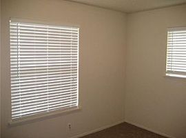 3 Beds 1 Bath 914 Sqft in Austin, TX (Photo 6 of 11)