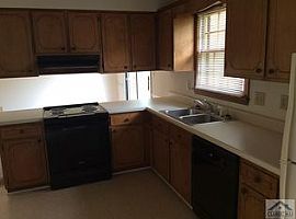 1010 Cherokee Cir, Athens, Ga 30606  (747) 444-3766 in Athens, GA (Photo 5 of 8)