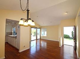 2 Beds 2 Baths 1,090 Sqft in Laguna Hills, CA (Photo 4 of 12)