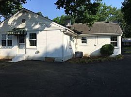 A Beautiful 3 Bedroom Apartment, with 2 Bathrooms in Louisville, KY (Photo 12 of 12)