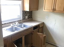 4 Beds 1 Bath in Detroit, MI (Photo 3 of 5)