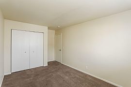 1754 Hickory Park Ln in Aurora, IL (Photo 5 of 12)