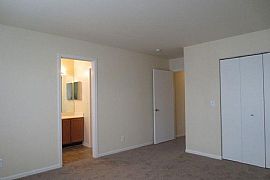 1754 Hickory Park Ln in Aurora, IL (Photo 6 of 12)