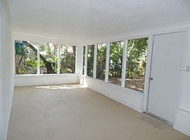 2619 45th St S, Gulfport, Fl 33711 3 Beds 1 Bath 888 Sqft in Gulfport, FL (Photo 2 of 8)
