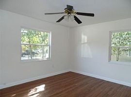  2619 45th St S, Gulfport, Fl 33711 3 Beds 1 Bath 888 Sqft in Gulfport, FL (Photo 5 of 8)