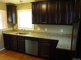 1425 Genesee Dr, Royal Oak, Mi 48073 3 Beds 1 Bath 1,017 Sqft in Royal Oak, MI (Photo 4 of 9)