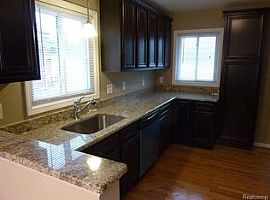 1425 Genesee Dr, Royal Oak, Mi 48073 3 Beds 1 Bath 1,017 Sqft in Royal Oak, MI (Photo 6 of 9)