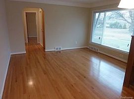 1425 Genesee Dr, Royal Oak, Mi 48073 3 Beds 1 Bath 1,017 Sqft in Royal Oak, MI (Photo 7 of 9)