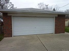 1425 Genesee Dr, Royal Oak, Mi 48073 3 Beds 1 Bath 1,017 Sqft in Royal Oak, MI (Photo 8 of 9)
