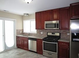 148 Regency Dr, Lombard, Il 60148 2 Beds 2 Baths 1,226 Sqft in Lombard, IL (Photo 6 of 9)