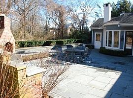 This Charming 4 Bed 3 1/2 Bath Traditional Situated on Flag Lot in Amagansett, NY (Photo 2 of 12)