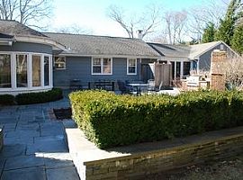 This Charming 4 Bed 3 1/2 Bath Traditional Situated on Flag Lot in Amagansett, NY (Photo 3 of 12)