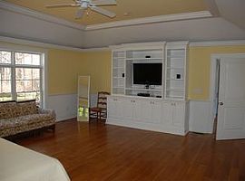 This Charming 4 Bed 3 1/2 Bath Traditional Situated on Flag Lot in Amagansett, NY (Photo 9 of 12)