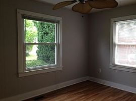  809 Nutwood St, Bowling Green, Ky 42103 2 Beds 1 Bath 800 Sqft in Bowling Green, KY (Photo 3 of 4)