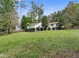 4 Beds 2 Baths in Sugar Hill, GA (Photo 5 of 6)