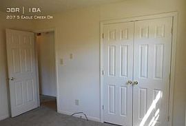 207 S Eagle Creek Dr, Lexington, Ky 40515 3 Beds 1 Bath in Lexington, KY (Photo 3 of 7)