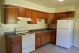 207 S Eagle Creek Dr, Lexington, Ky 40515 3 Beds 1 Bath in Lexington, KY (Photo 6 of 7)