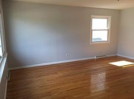 852 W Hawley St, Mundelein, Il 60060 3 Beds 1.5 Baths in Mundelein, IL (Photo 4 of 10)