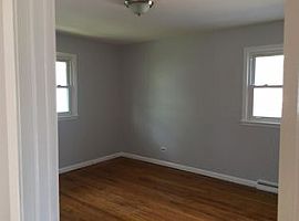 852 W Hawley St, Mundelein, Il 60060 3 Beds 1.5 Baths in Mundelein, IL (Photo 8 of 10)