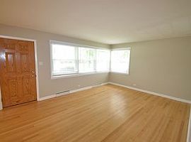 942 Daniel Dr, Bensenville, Il 60106 5 Beds 2 Baths in Bensenville, IL (Photo 2 of 8)