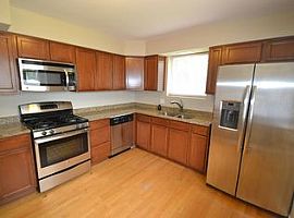 942 Daniel Dr, Bensenville, Il 60106 5 Beds 2 Baths in Bensenville, IL (Photo 4 of 8)