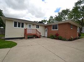 942 Daniel Dr, Bensenville, Il 60106 5 Beds 2 Baths in Bensenville, IL (Photo 8 of 8)