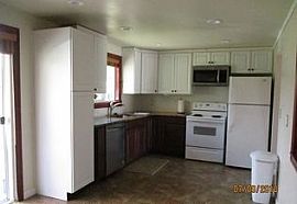 3 Beds 1 Bath in Roseburg, OR (Photo 2 of 4)
