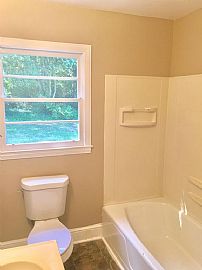 14 Echols Dr, Rent Is $500 and Deposit Is $500 in Greenville, SC (Photo 8 of 10)