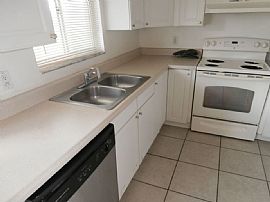 Roomy 3 Bedroom, 2 Bath Single Family Home in Orlando, FL (Photo 4 of 9)