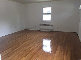 35 Sagamore Hill Dr, Port Washington, Ny 11050 3 Beds 1 Bath -- in Port Washington, NY (Photo 2 of 5)