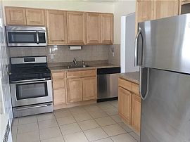 35 Sagamore Hill Dr, Port Washington, Ny 11050 3 Beds 1 Bath -- in Port Washington, NY (Photo 4 of 5)