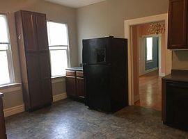 137 W Garfield Ave, Milwaukee, Wi 53212 Ren$800 and Dep$800 in Milwaukee, WI (Photo 3 of 9)