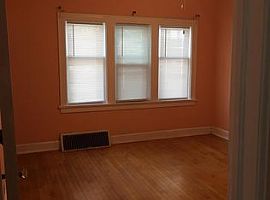 137 W Garfield Ave, Milwaukee, Wi 53212 Ren$800 and Dep$800 in Milwaukee, WI (Photo 4 of 9)