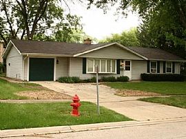 1934 Weston Ln, Schaumburg, Il 60193 3 Beds 1.5 Baths 1,400 Sqf in Schaumburg, IL (Photo 2 of 6)