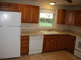 1934 Weston Ln, Schaumburg, Il 60193 3 Beds 1.5 Baths 1,400 Sqf in Schaumburg, IL (Photo 5 of 6)