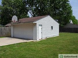 827 Butterfield Dr, Toledo, Oh 43615 3 Beds 1 Bath 1,325 Sqft in Toledo, OH (Photo 2 of 8)