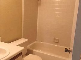 2 Beds 2 Baths 889  Sqft  Apt  in Orlando, FL (Photo 5 of 10)