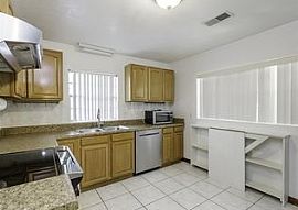 1740 Sw Williston Rd, Gainesville, Fl 32608 3 Beds 2 Baths 1,32 in Gainesville, FL (Photo 7 of 11)