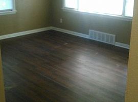 935 23rd St, Bettendorf, Ia 52722 2 Beds 1 Bath 720 Sqft in Bettendorf, IA (Photo 2 of 7)