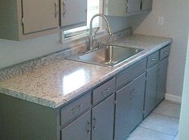 935 23rd St, Bettendorf, Ia 52722 2 Beds 1 Bath 720 Sqft in Bettendorf, IA (Photo 6 of 7)