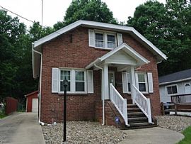 Gorgeous First Floor 884 Square Feet Apartment  in Akron, OH