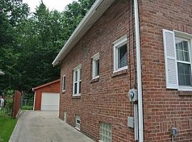 Gorgeous First Floor 884 Square Feet Apartment  in Akron, OH (Photo 2 of 8)